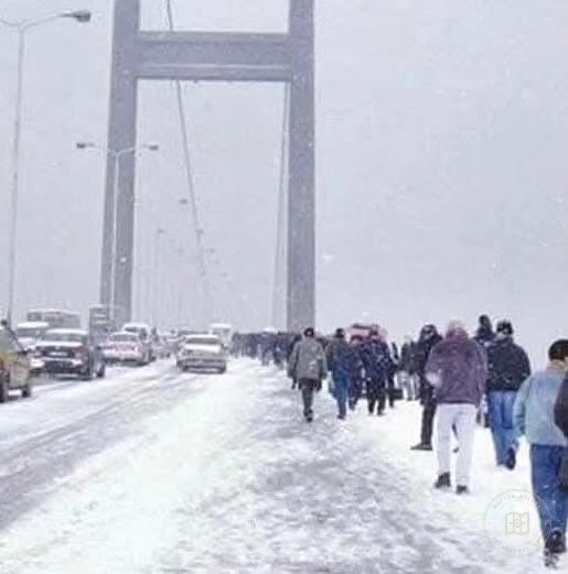 Karda Boğaziçi Köprüsü’nü yürüyerek geçenler, 2004