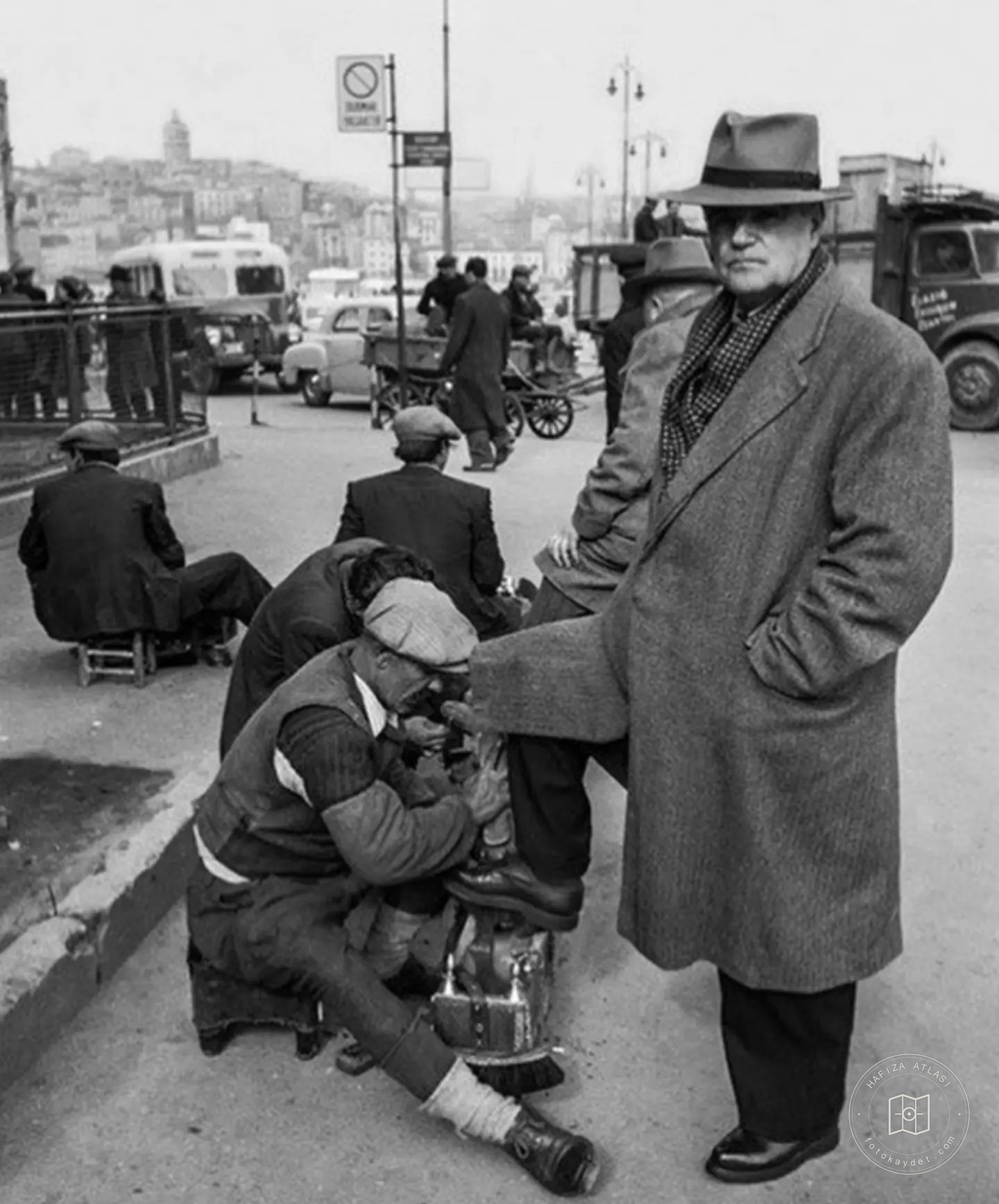 A shoeshiner and customer in Istanbul, 1953