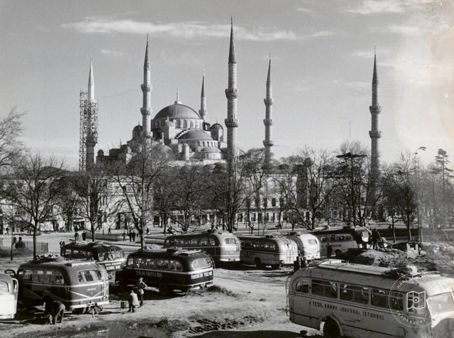 Sultanahmet Meydanı’nda turist otobüsleri, 1959