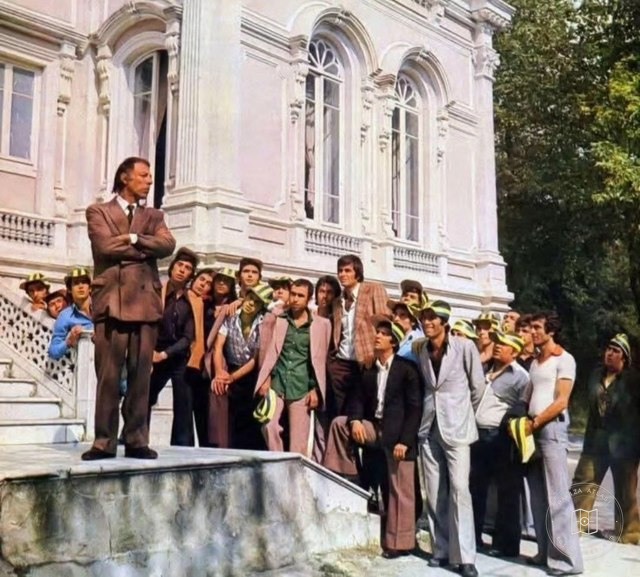 Adile Sultan Kasrı merdivenlerinde Hababam Sınıfı oyuncuları, 1970’ler
