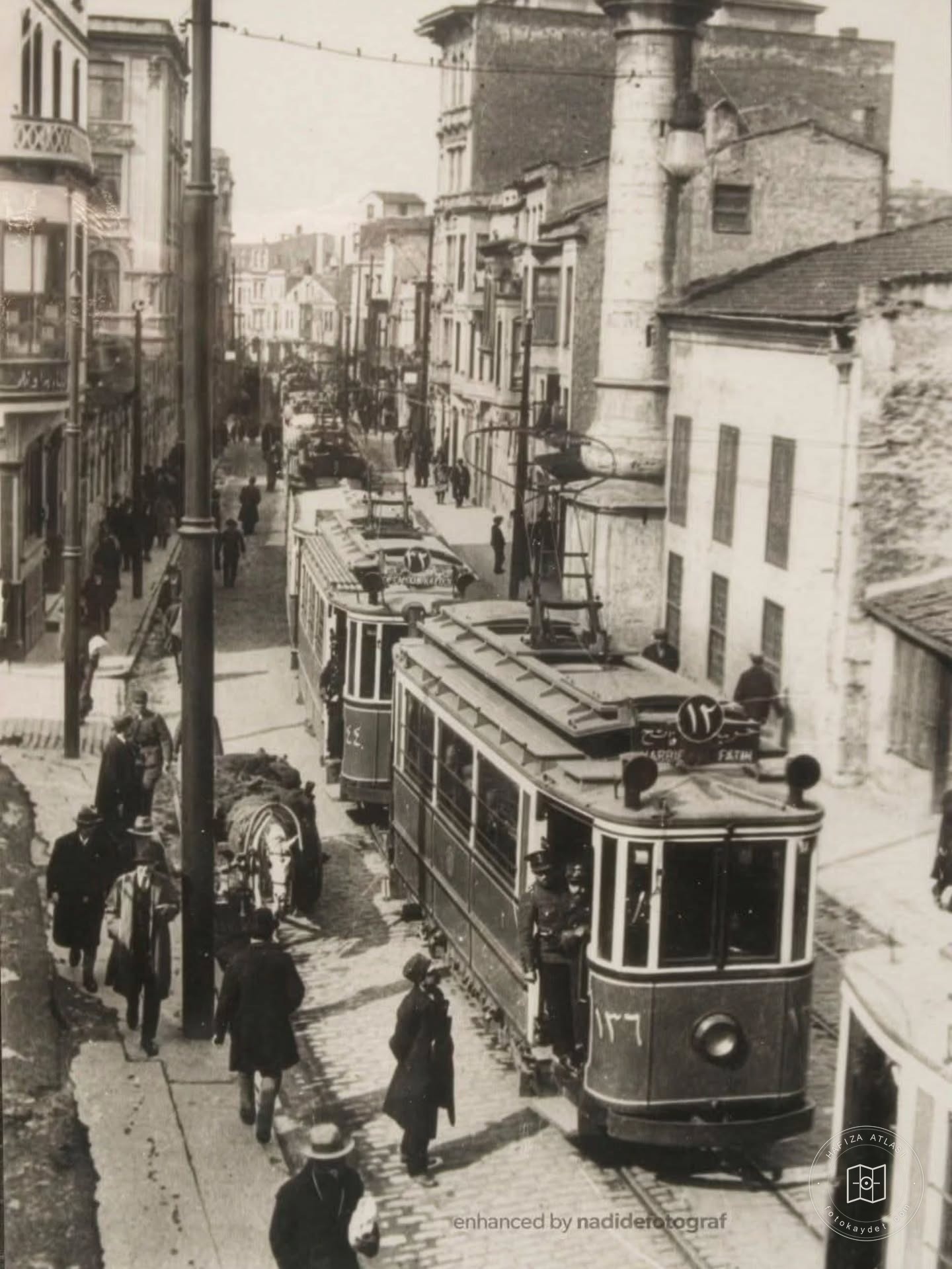 Sirkeci Hocapaşa Caddesi’nde duran tramvaylar, 1937