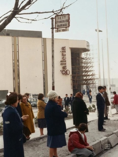 Galleria önündeki durakta otobüs bekleyenler, 1990’lar