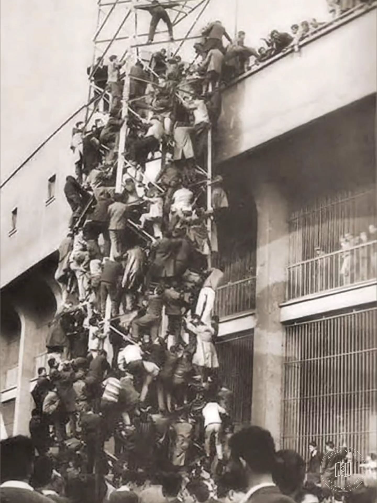 İnönü Stadı’na girmeye çalışan taraftarlar, 1972