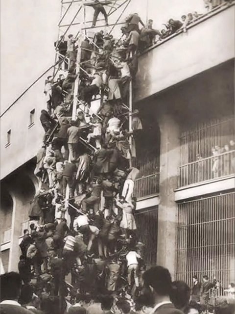 İnönü Stadı’na girmeye çalışan taraftarlar, 1972