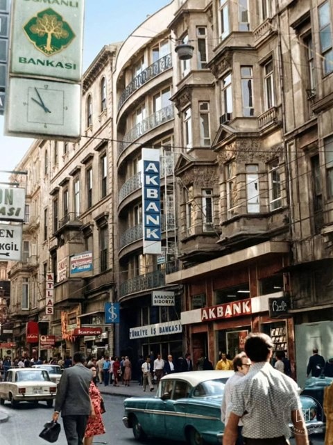 İstiklal Caddesi’nde Santral Han ve Atlas Sineması, 1970’ler