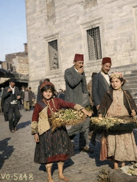 Street life in Eminönü, 1919