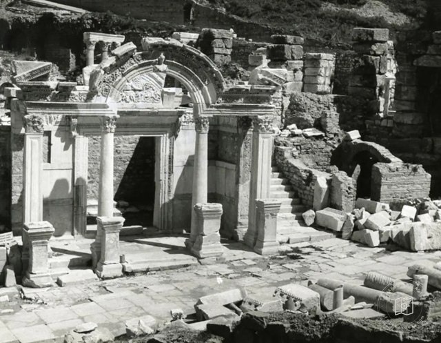 The statue of Artemis and women in the Ephesus Museum courtyard, 1962