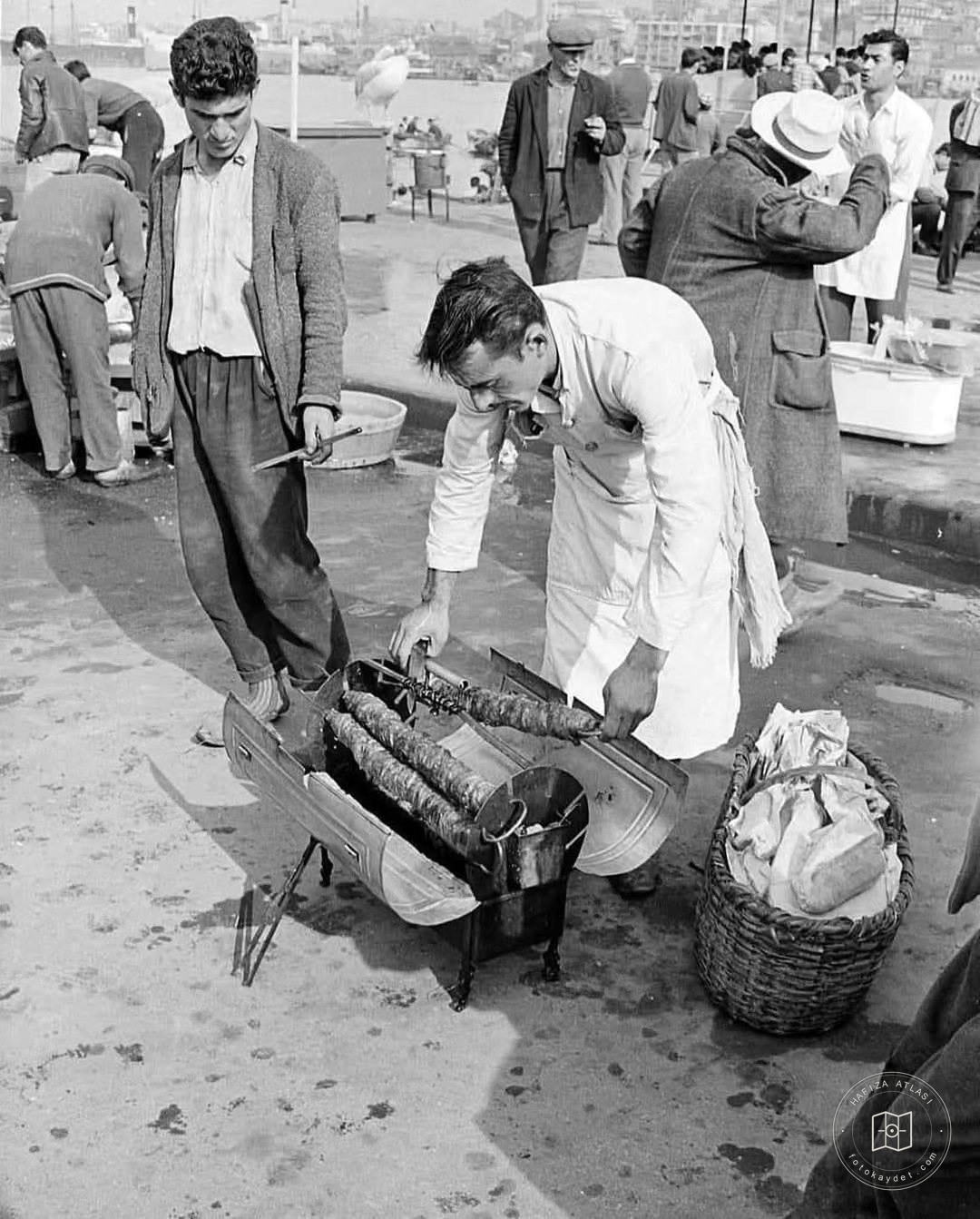 Eminönü’nde seyyar kokoreççi, 1964