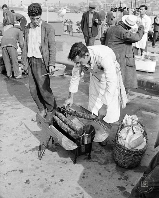 Eminönü’nde seyyar kokoreççi, 1964