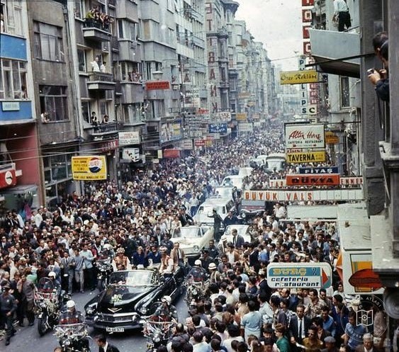 Sadun Boro’nun İstiklal Caddesi’nde karşılanışı, 1968