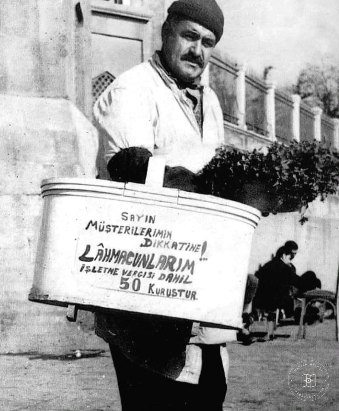 A lahmacun vendor in İstanbul, 1970