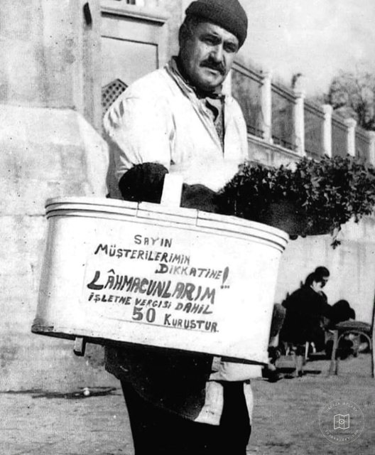 A lahmacun vendor in İstanbul, 1970