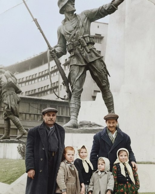 Ankara Zafer Anıtı önünde bir aile, 1964