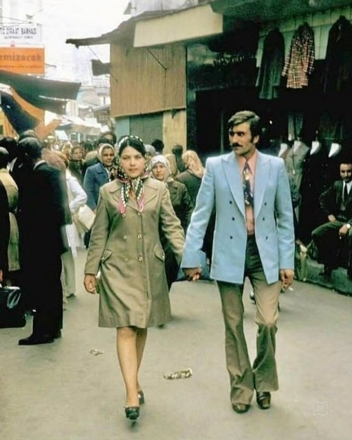 Kemeraltı’nda el ele yürüyen çift, İzmir, 1973