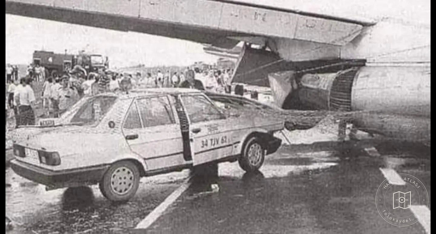 Atatürk Havalimanı yakınında uçak ve taksi kazası, 1996