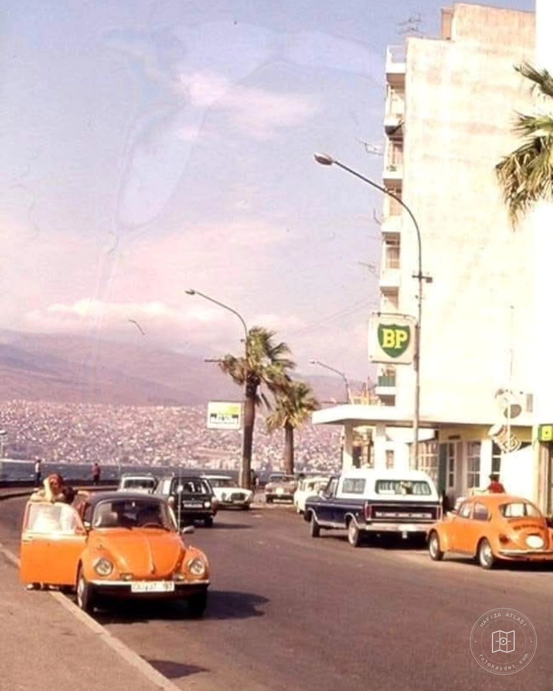 İzmir Kordon’da benzin istasyonu, 1974