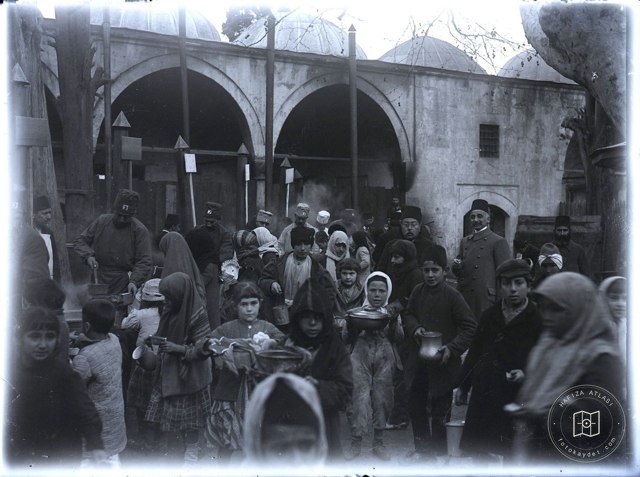 Food distribution at the Atik Valide Mosque soup kitchen