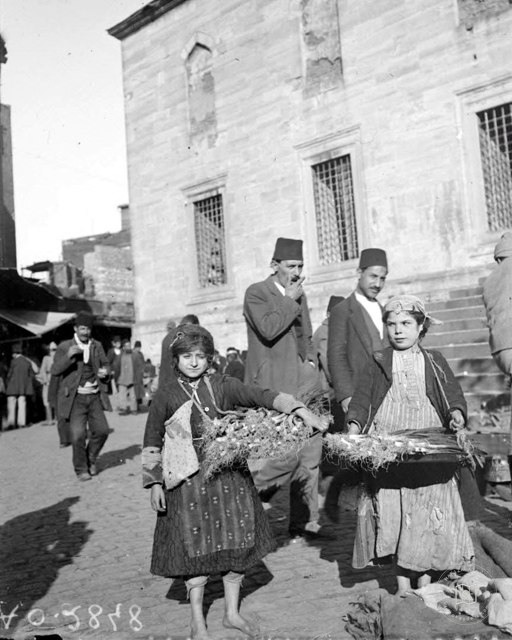 Girls selling onions in Eminönü, 1919