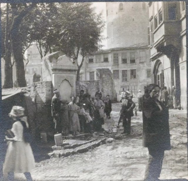 People collecting water at Hamidiye Fountain in Galata, 1918