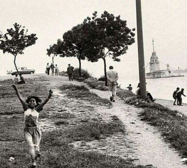 Salacak kıyısında çocuk ve Kız Kulesi
