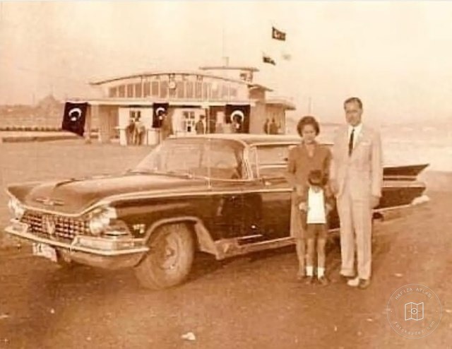Harem İskelesi’nde otomobilin yanında bir çift
