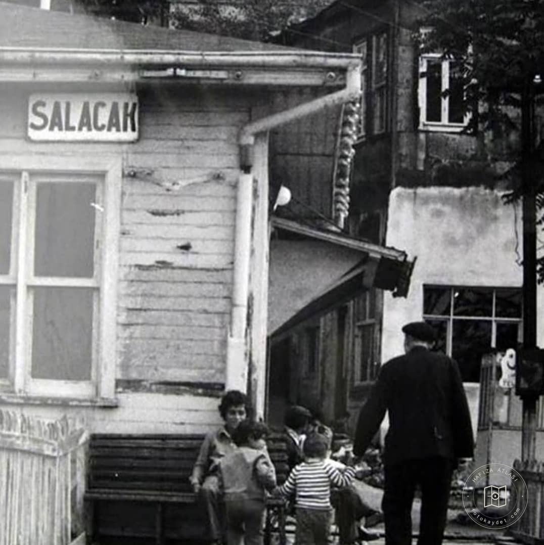 Salacak İskelesi önünde çocuklar ve bir adam