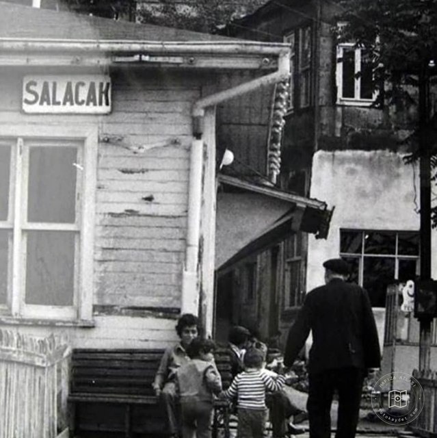 Salacak İskelesi önünde çocuklar ve bir adam