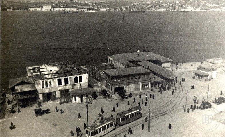 Üsküdar kıyısında tramvay ve yayalar