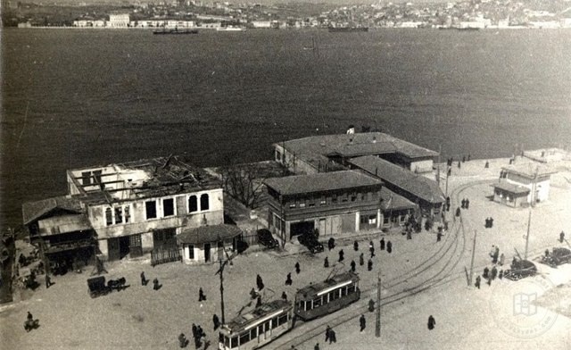 Üsküdar kıyısında tramvay ve yayalar
