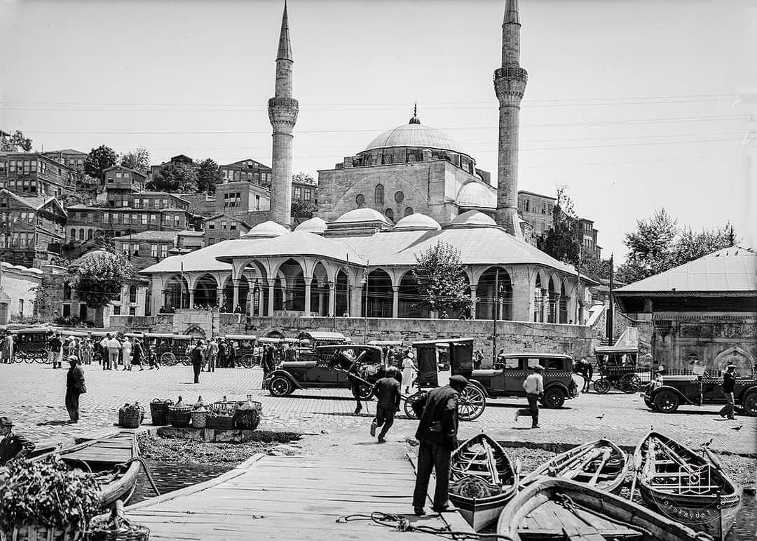 Üsküdar Meydanı’nda faytonlar, taksiler ve III. Ahmed Çeşmesi, 1935