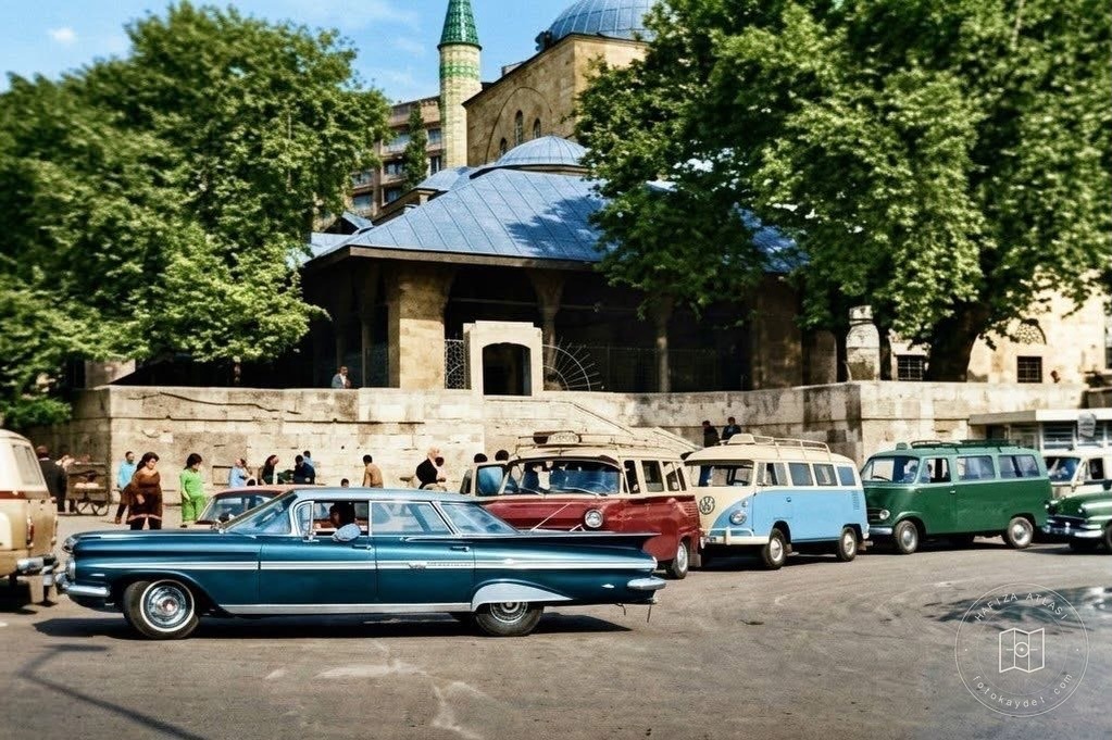 Mihrimah Sultan Camii önünde Ümraniye dolmuşları, 1970