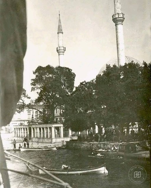 Beylerbeyi’nde cami ve kıyıda kayıklar