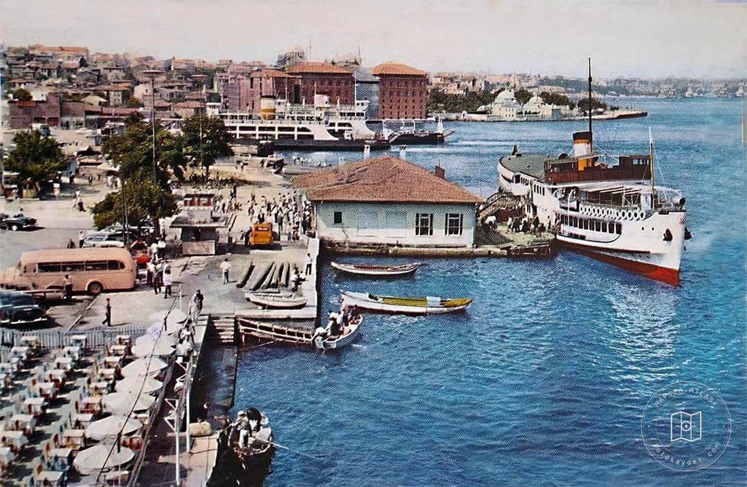 Üsküdar İskelesi’nde vapurlar ve kayıklar
