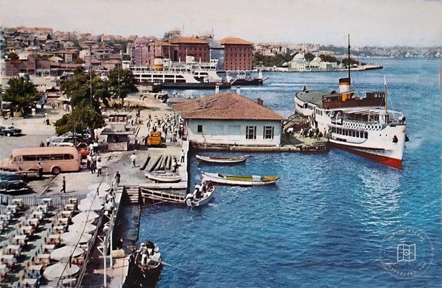 Üsküdar İskelesi’nde vapurlar ve kayıklar