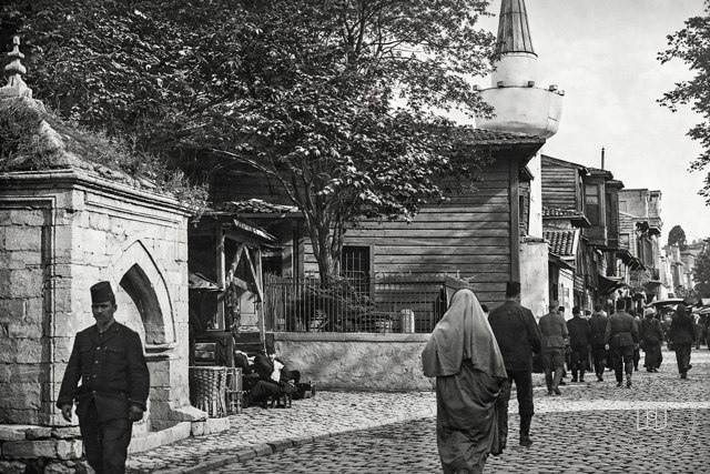 Yeni Çeşme and the entrance to Gündoğumu Street in Ahmediye, 1905
