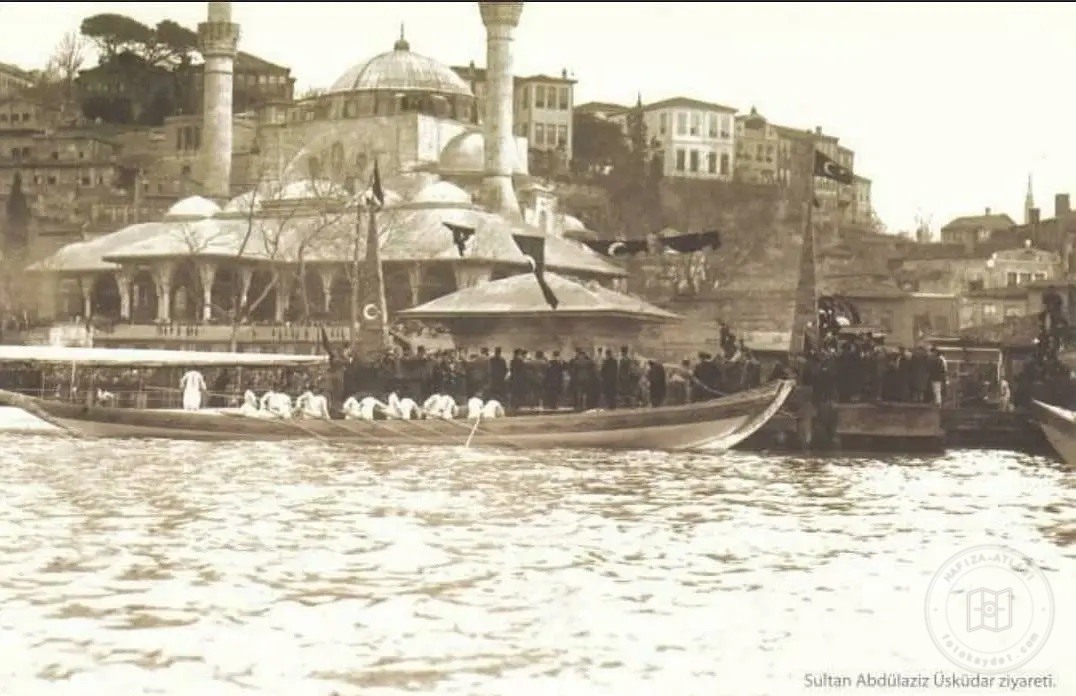 Üsküdar kıyısında saltanat kayığı