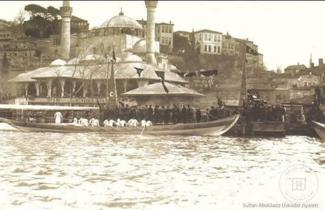 Üsküdar kıyısında saltanat kayığı