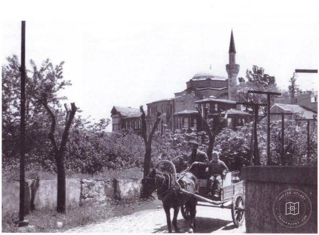 Şemsipaşa Bostanı Sokağı’nda seyyar sütçü, 1964