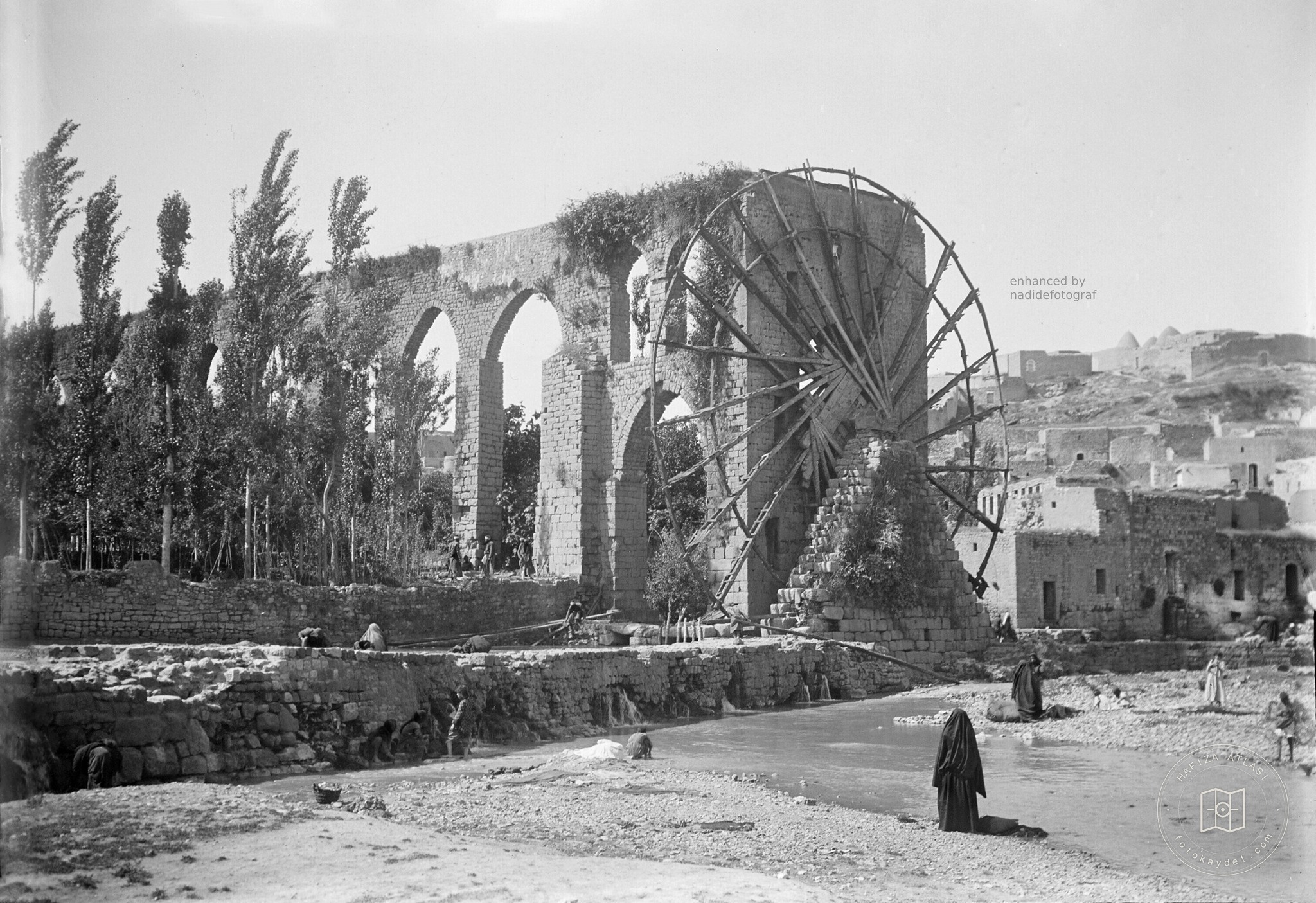Daily life along the Orontes in Hama, 1902