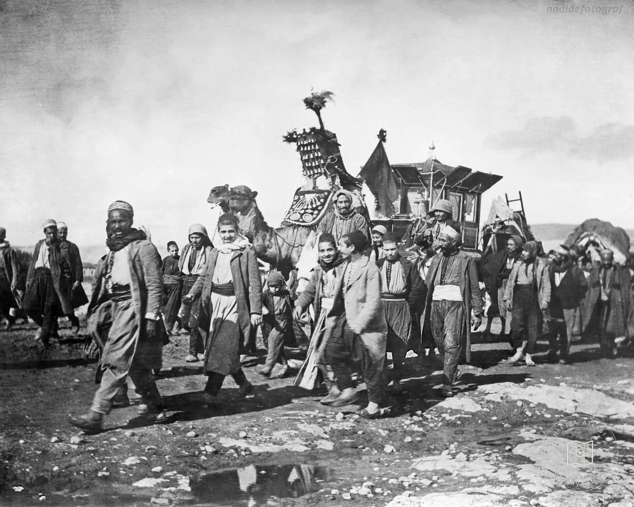 Şam'da tahtırevanla taşınan Osmanlı görevlisi, 1918