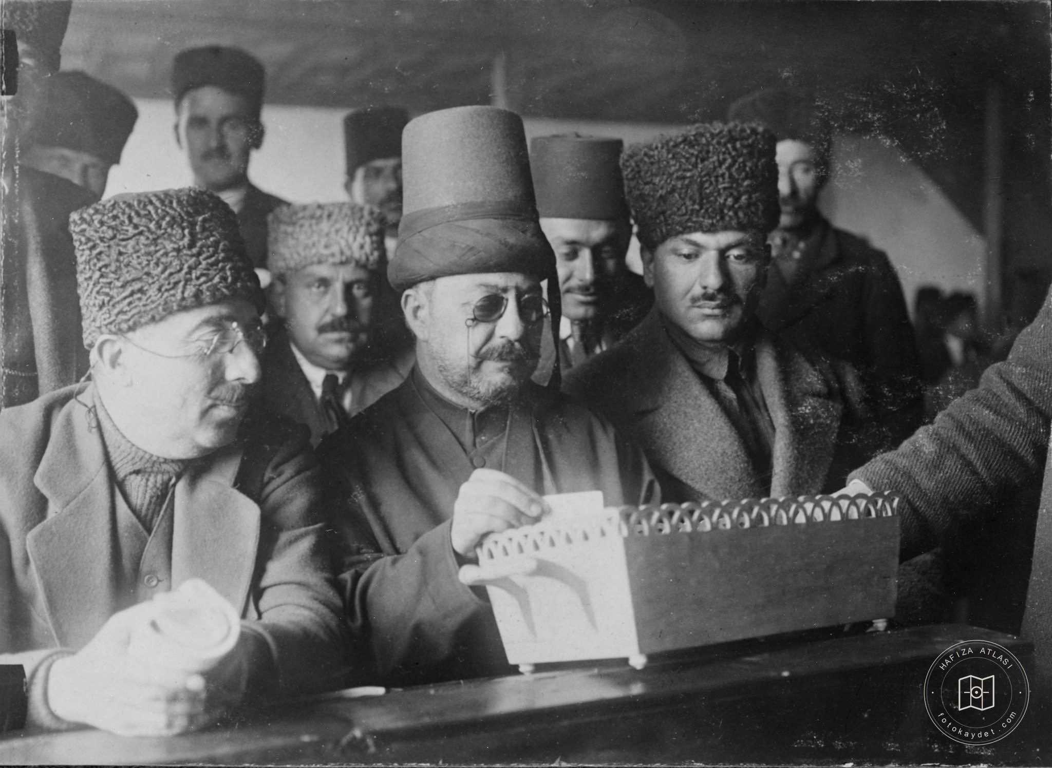 TBMM'de oy sandığı başındaki milletvekilleri, 1921
