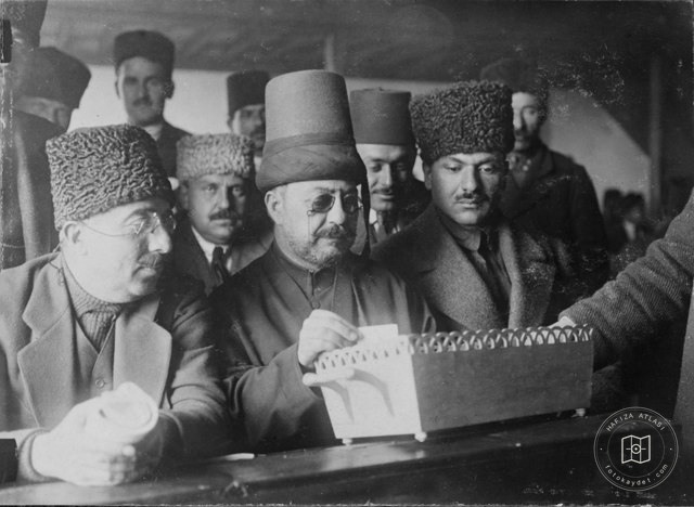 TBMM'de oy sandığı başındaki milletvekilleri, 1921