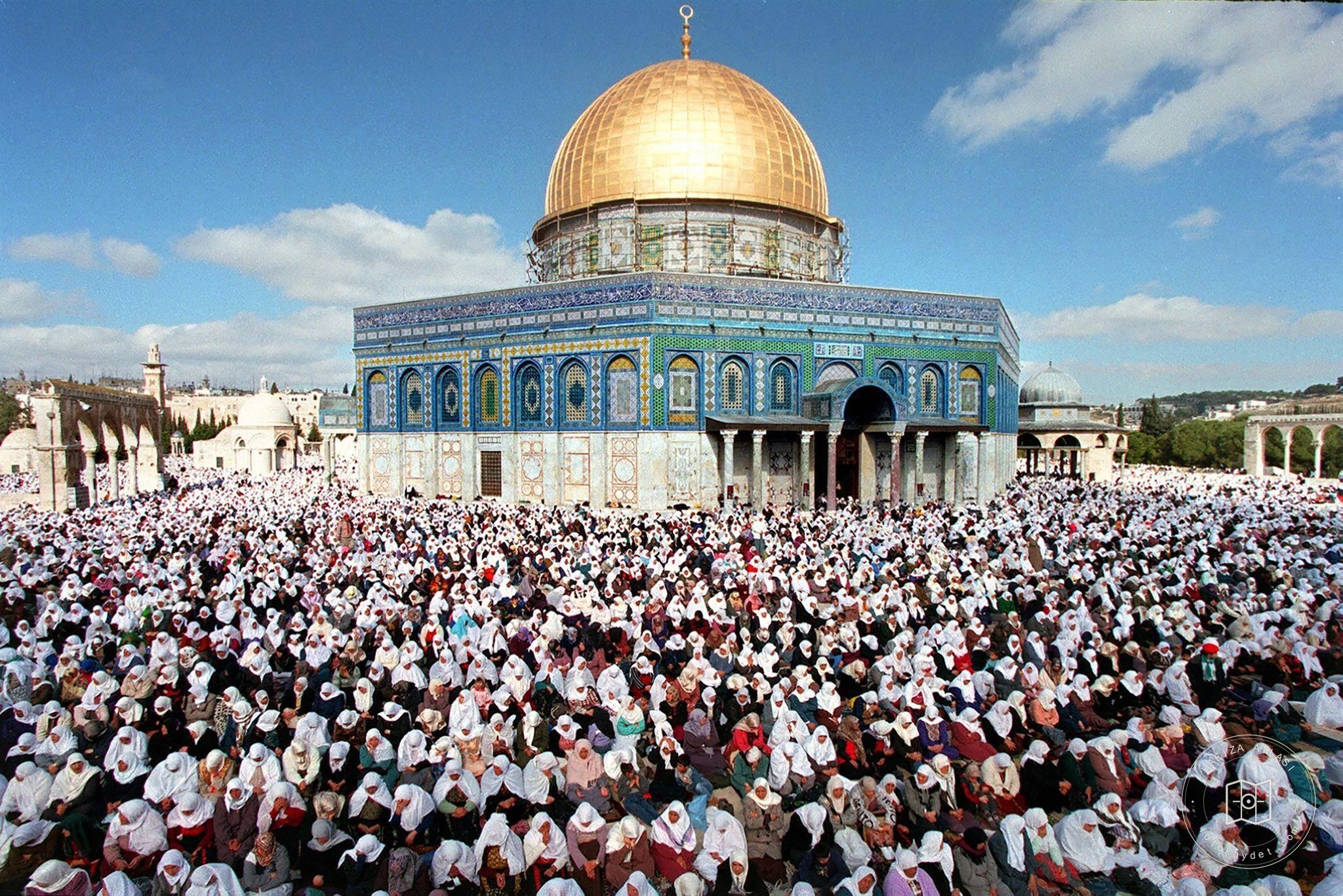 Women praying outside the Dome of the Rock, 1998