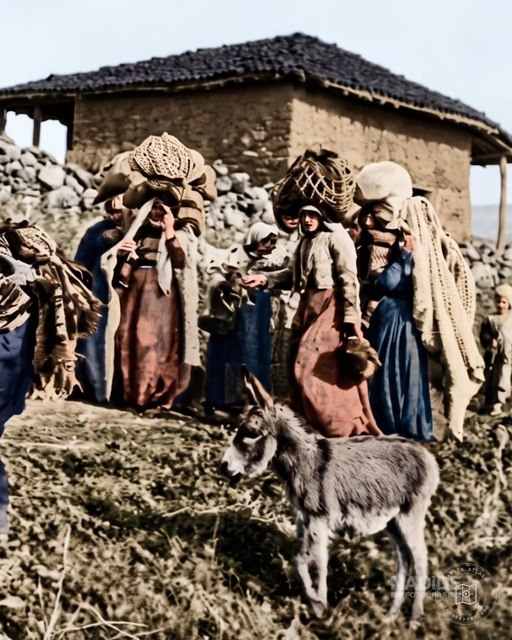 Civilians migrating from Macedonia toward Thessaloniki