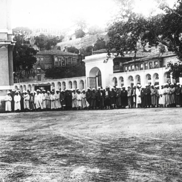 Pilgrims at a selamlık ceremony, 1915