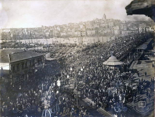 Eminönü and Galata Bridge during Istanbul's liberation celebrations