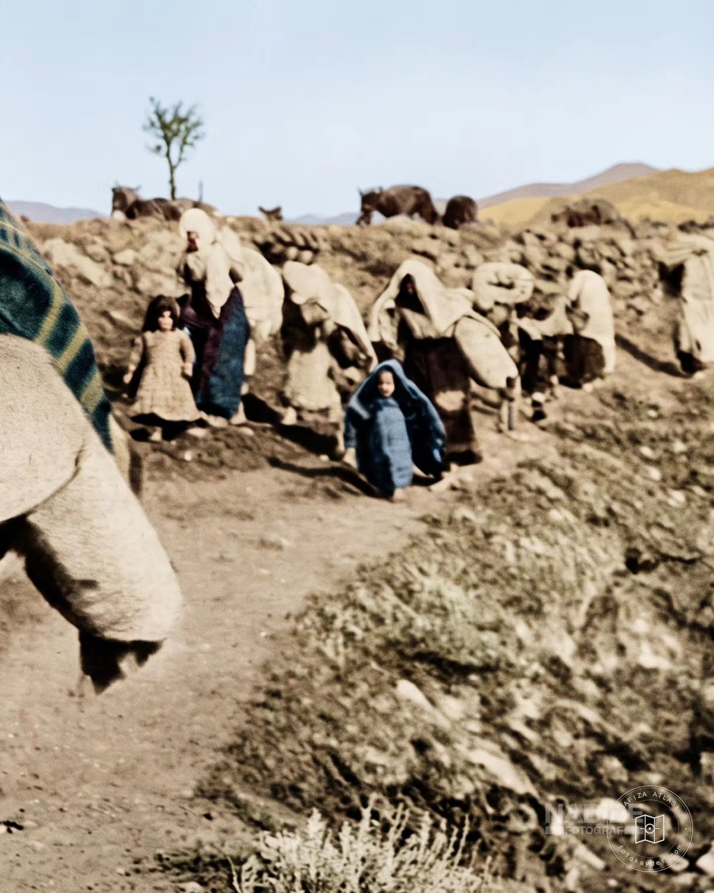 Civilians migrating from Macedonia toward Thessaloniki