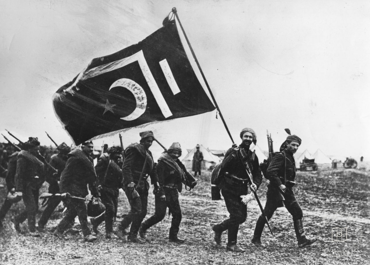 Bayraktar arkasında ilerleyen Türk askerleri, yaklaşık 1917