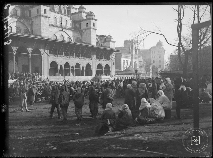Yeni Camii önünde gösteri, 1918