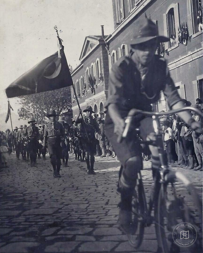 İzmir'in kurtuluş kutlamalarında izciler, 1927